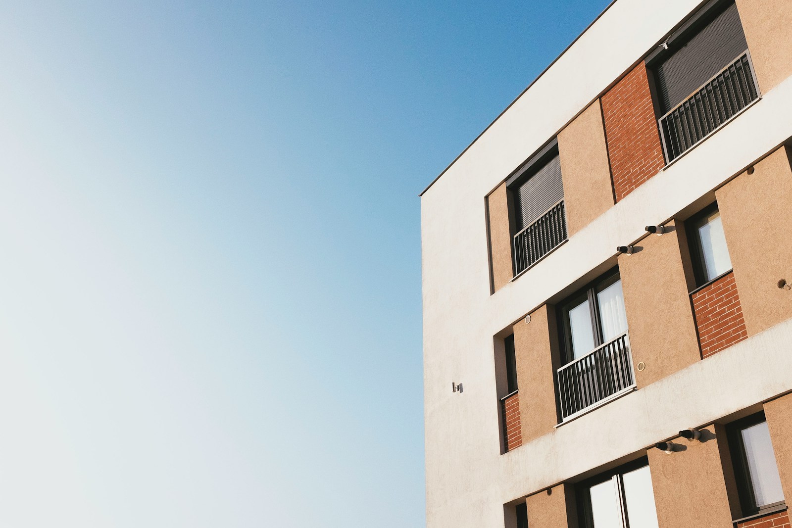 white and brown concrete building under blue sky during daytime, renters insurance